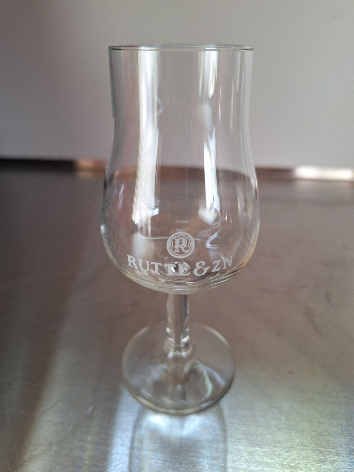 RUTTE & ZN glas op voet, witte logo, Ophalen of Verzenden, Zo goed als nieuw, Borrel- of Shotglas