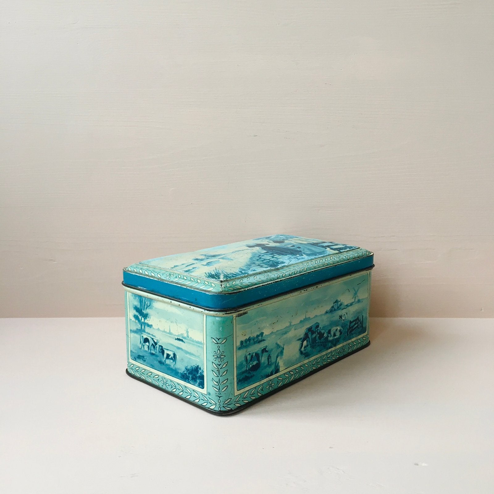 Blauw blik met Hollandse klederdracht, koeien en molens, Ophalen of Verzenden, Gebruikt, Overige
