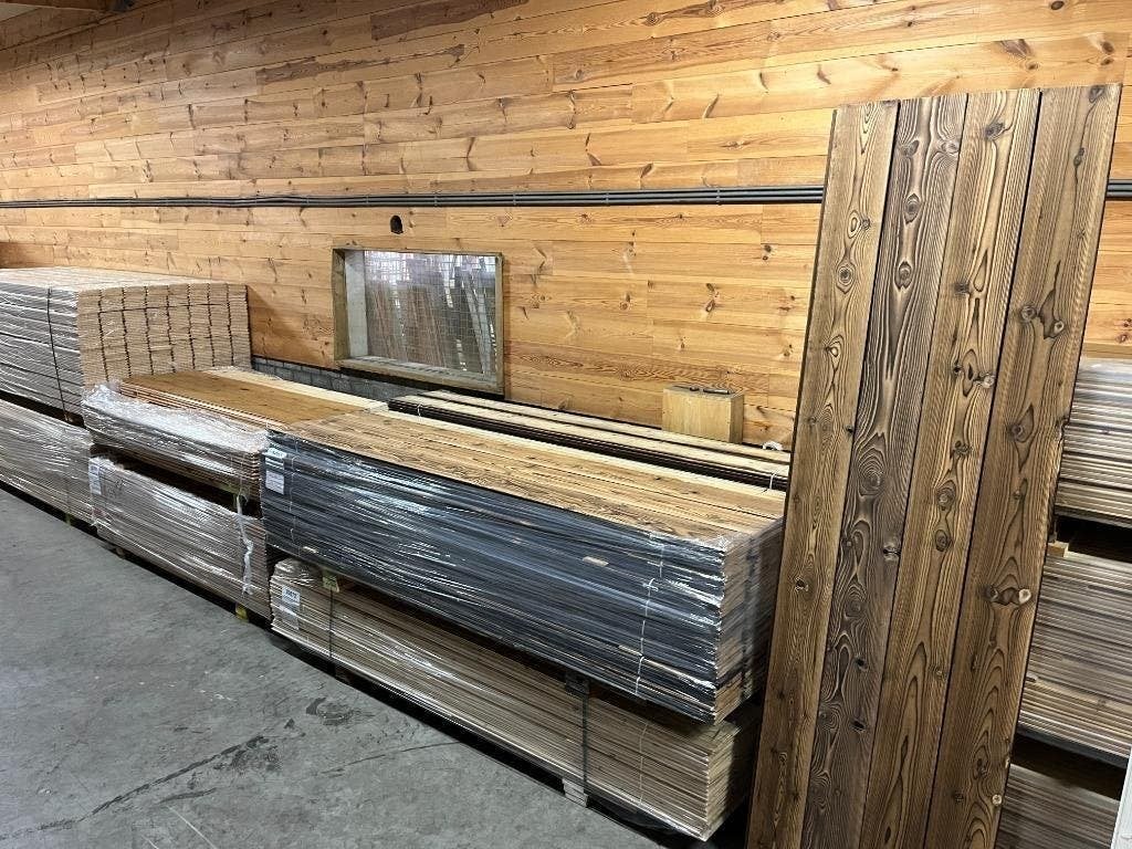Gebrand en geborstelde vuren planken / hout messing en groef