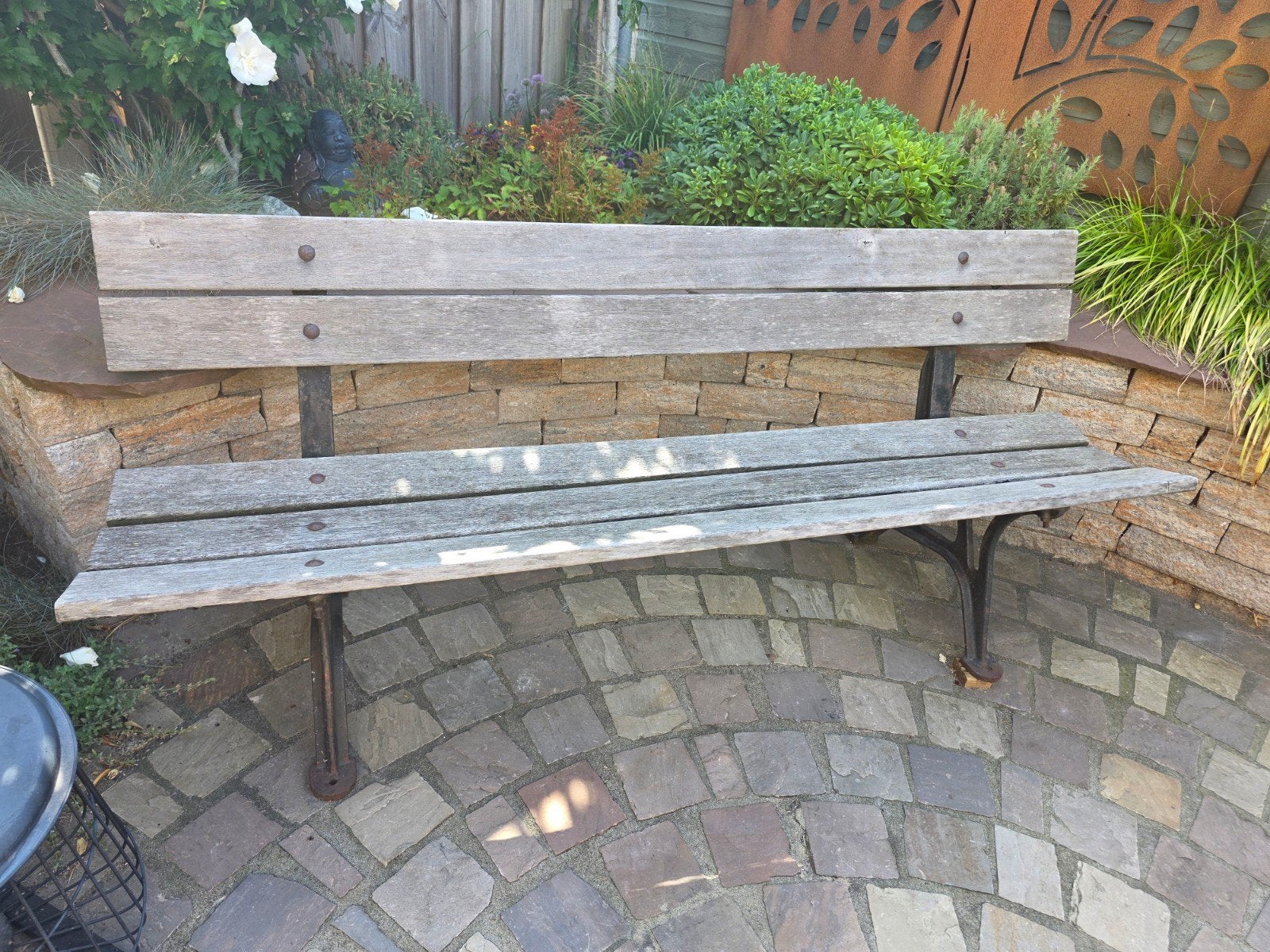Robuuste houten tuinbank met metalen onderstel, Tuin en Terras, Tuinbanken, Ophalen of Verzenden, Gebruikt, Hout