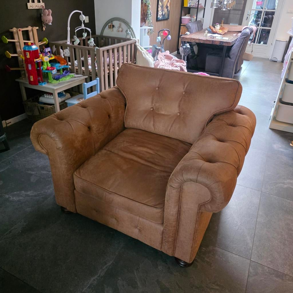 Comfortabele bruine fauteuil - Chesterfield stijl, Ophalen, 100 tot 125 cm, Chesterfield, Zo goed als nieuw