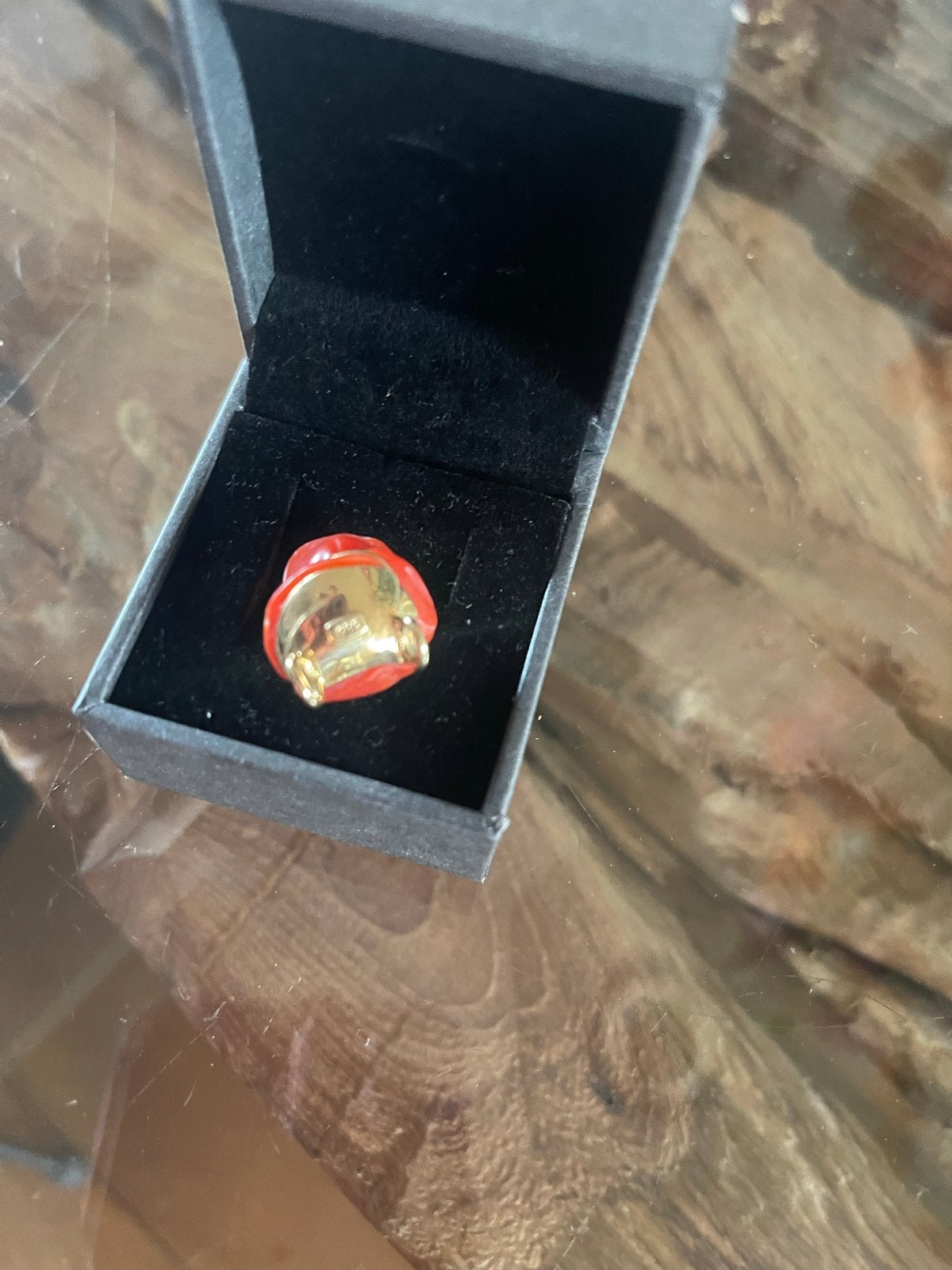 Prachtige rode bloedkoraal roos hanger 2cm in geschenkdoosje, Ophalen of Verzenden, Goud