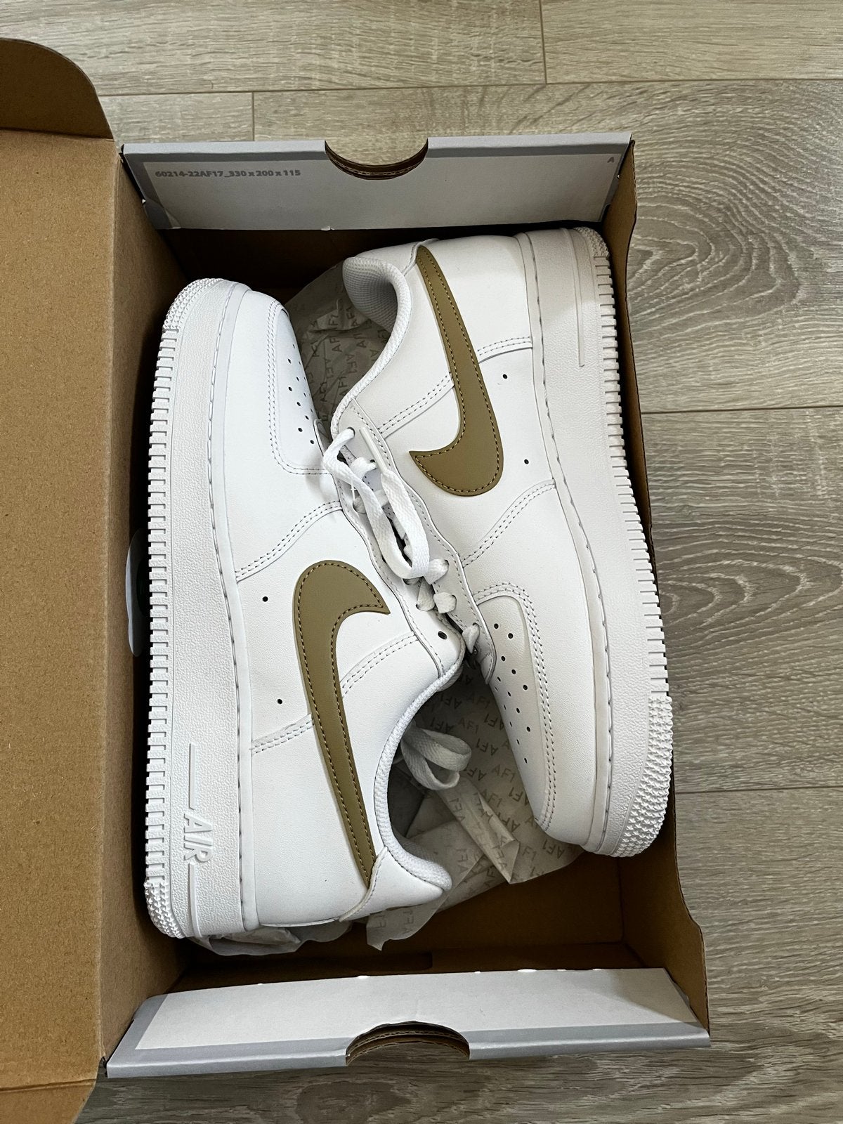 Nike Air Force 1 '07 Sneakers - Wit/Goud, Kleding | Heren, Schoenen, Ophalen of Verzenden, Nieuw, Wit, Sneakers of Gympen