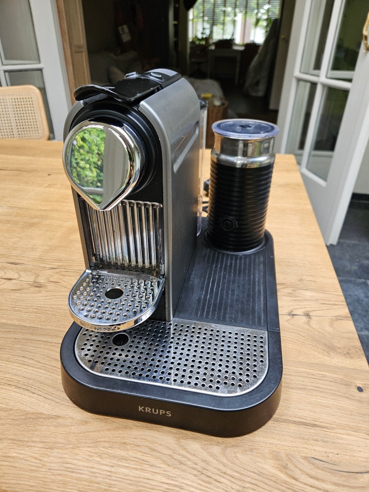 Krups nespresso Koffiezetapparaat met melkopschuimer, Ophalen, Gebruikt, Espresso apparaat