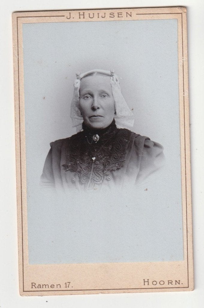 CDV vrouw in klederdracht kap Hoorn J. Huijsen, Gebruikt, Verzenden, Foto, Klederdracht