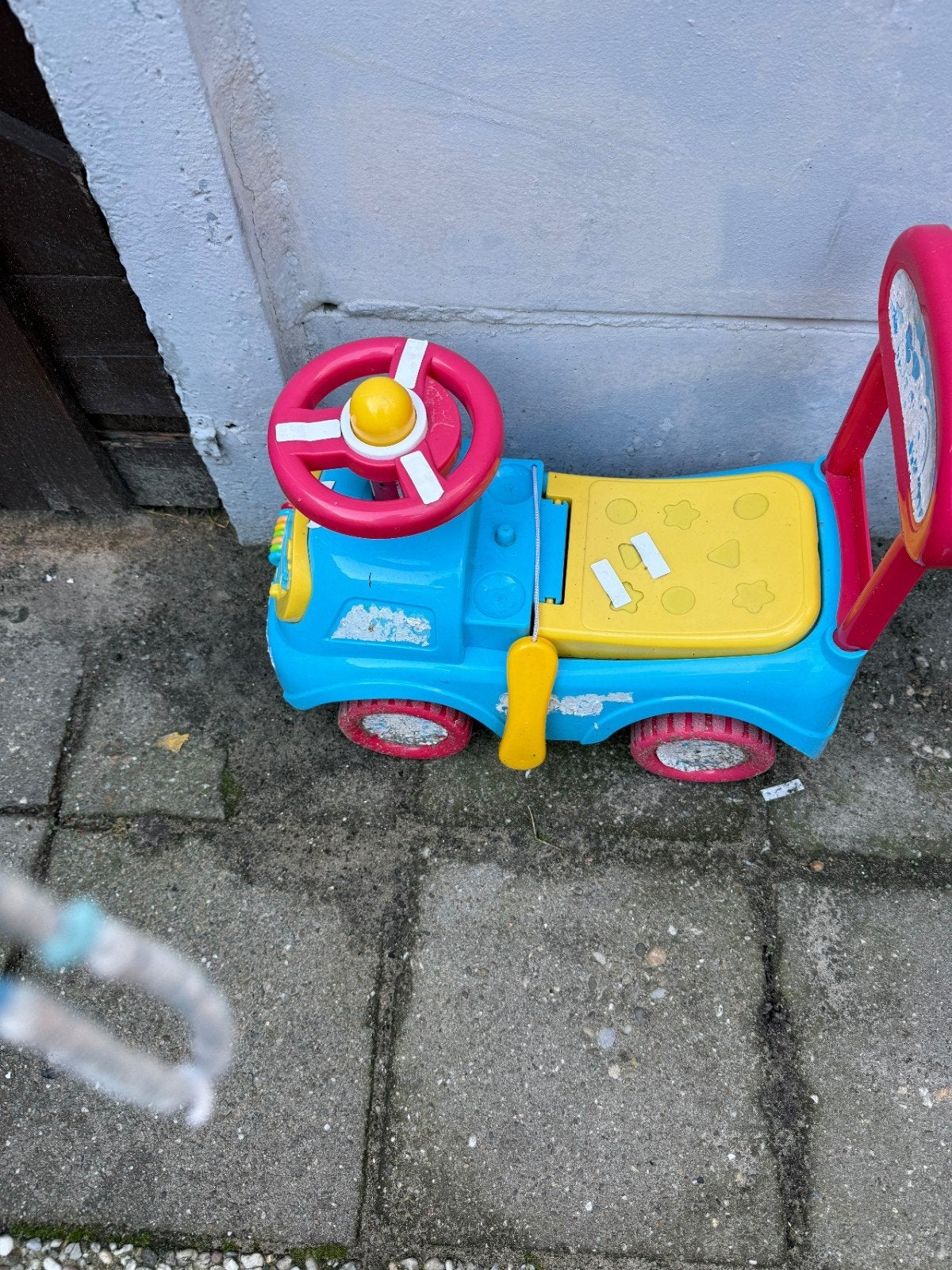 mooi speelgoed autotje voor je peuters om op te gaan rijden, Ophalen of Verzenden, Gebruikt, Loopvoertuig