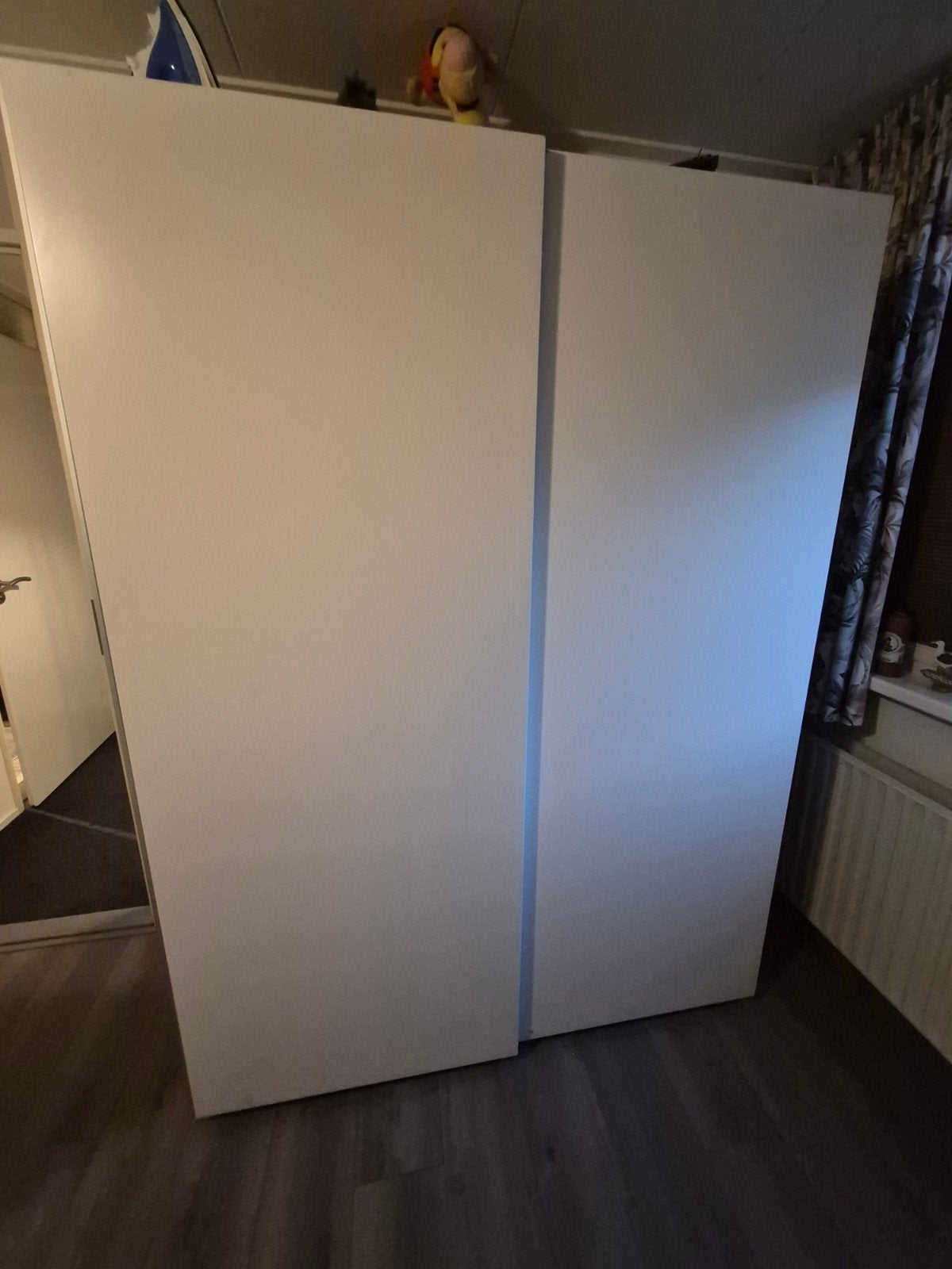 Witte kledingkast met schuifdeuren en planken, Ophalen, 100 tot 150 cm, 200 cm of meer, Modern