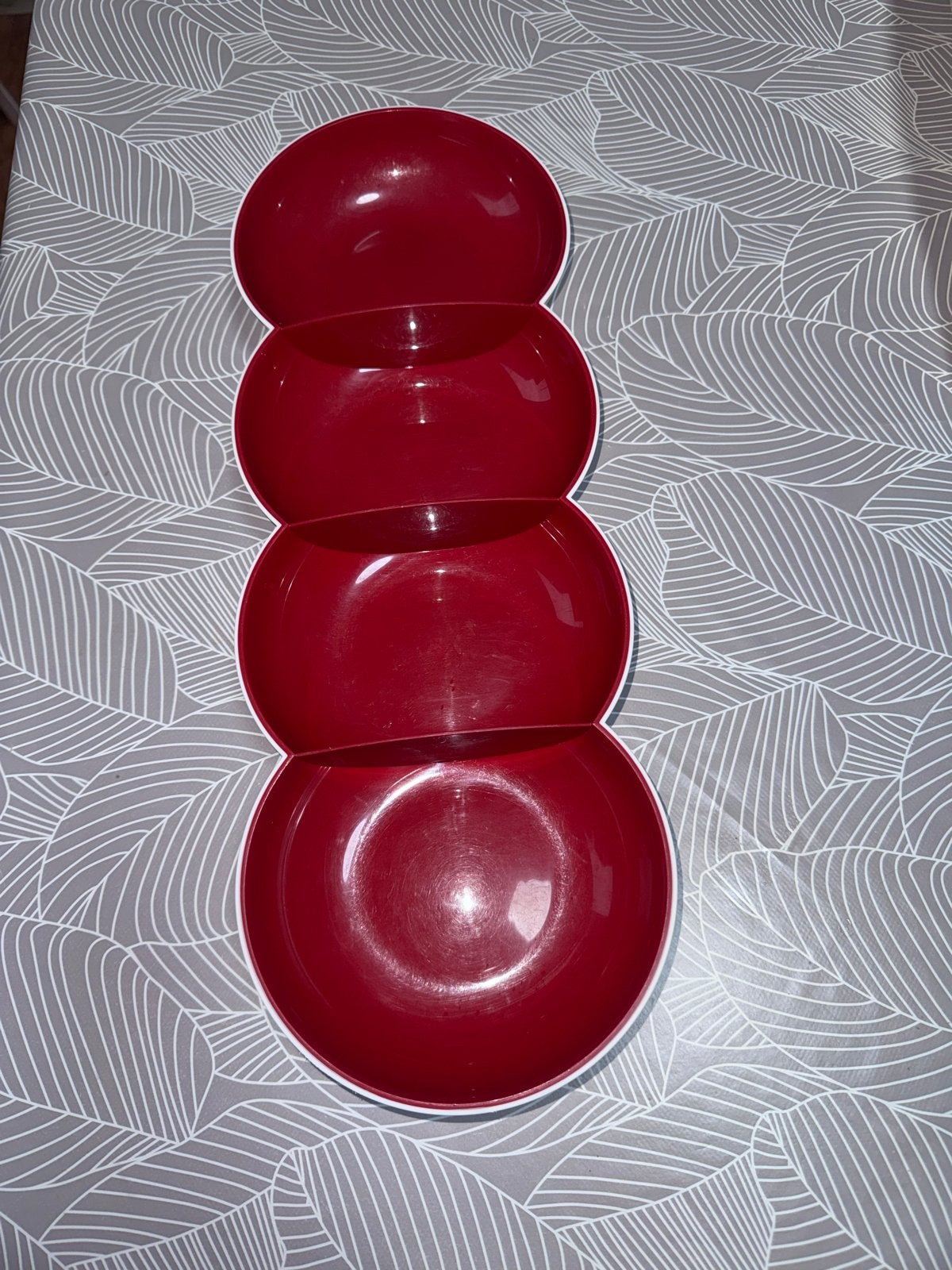Tupperware Rode serveerschaal met 4 vakken, Kunststof, Gebruikt, Schaal, Ophalen of Verzenden