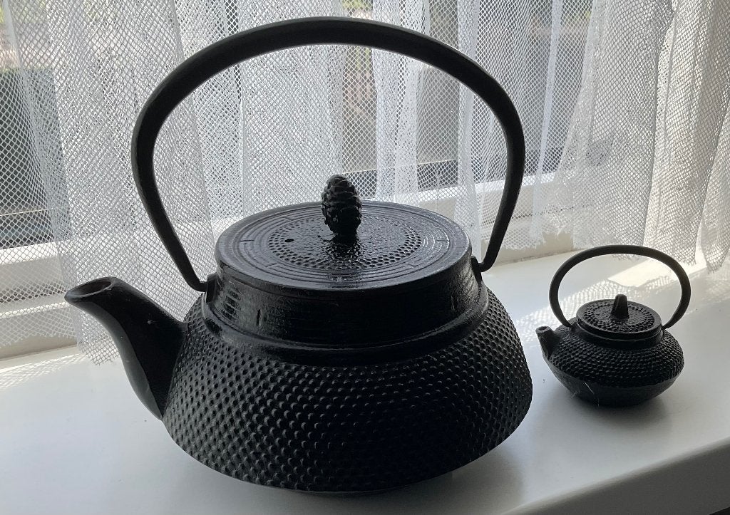 2 Zwarte gietijzeren Chinese theepotjes voor de sier, Huis en Inrichting, Ophalen, Zwart, Metaal, Oosters