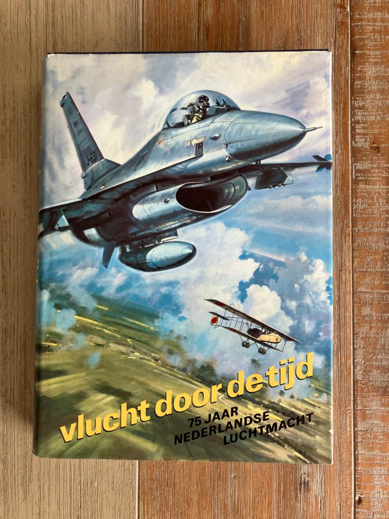Vlucht door de tijd: 75 jaar Nederlandse Luchtmacht, Gelezen, Ophalen of Verzenden, 1945 tot heden, Luchtmacht