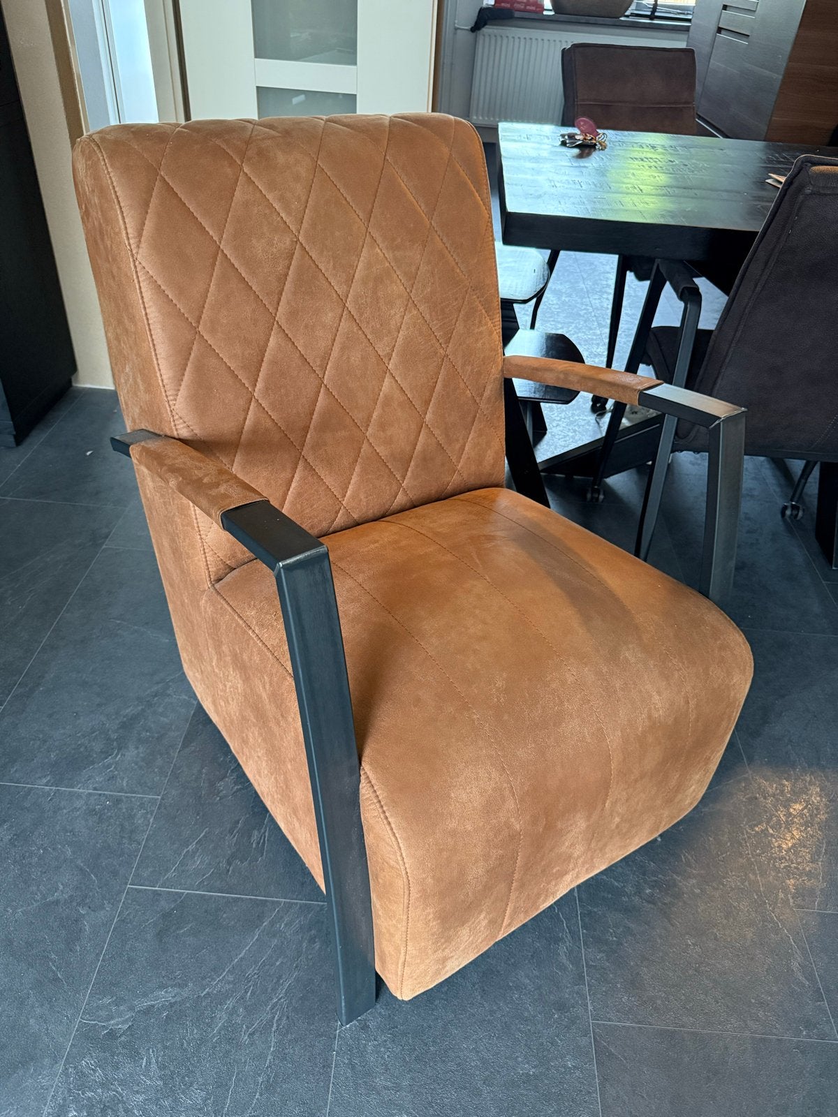 Comfortabele loungestoel met armleuningen - Cognac, Huis en Inrichting, Stoelen, Ophalen, Bruin, Zo goed als nieuw, Metaal