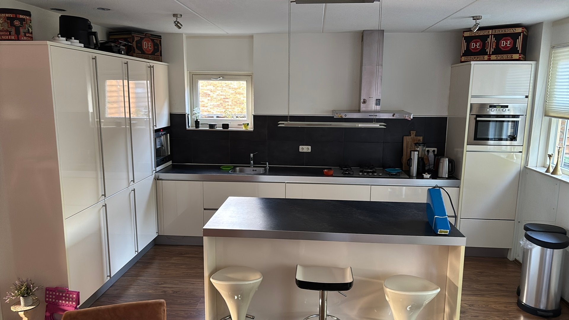 Grote keuken met werkeiland / bar incl. Inbouwapparatuur, Greeploos, Hoekkeuken, Ophalen of Verzenden, Zo goed als nieuw