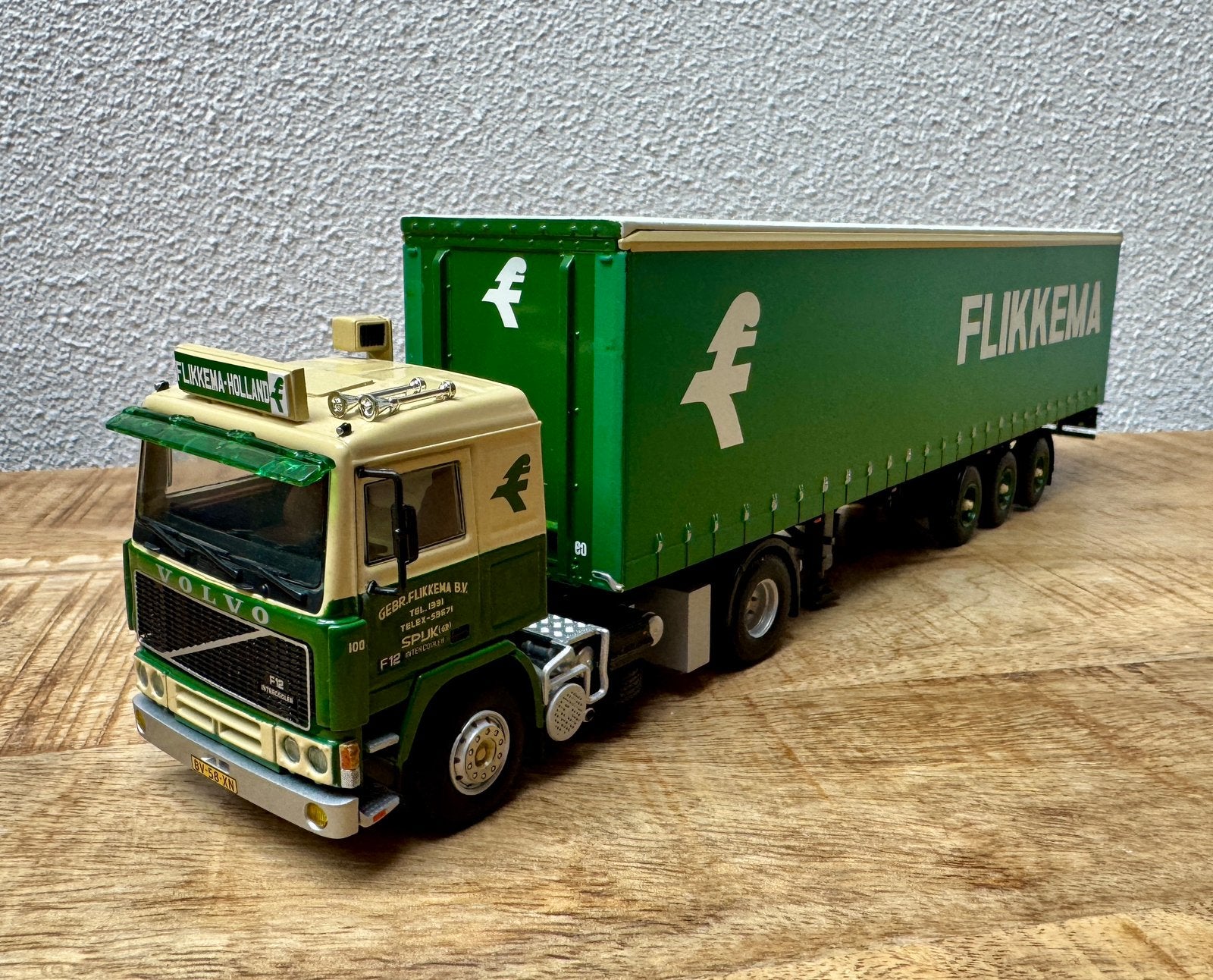 WSI Volvo F12 Gebr FLIKKEMA met zeilentrailer, Ophalen of Verzenden, Nieuw, Bus of Vrachtwagen, Wsi