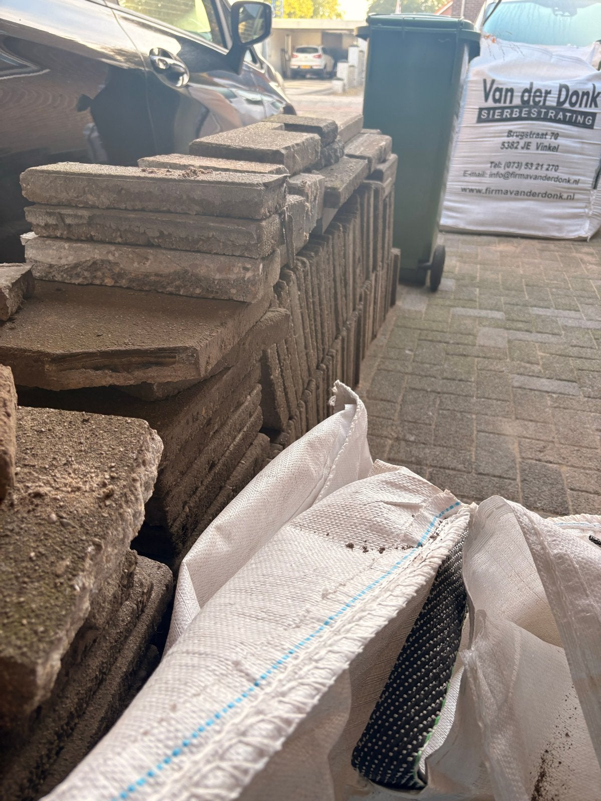 Gratis af te halen: Ongeveer 110 trottoirtegels 30x30, Ophalen, Gebruikt, 10 m² of meer, Beton