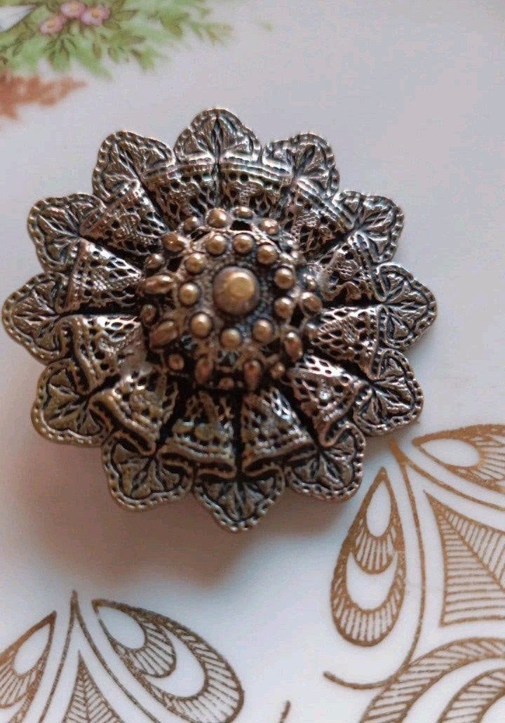 Prachtige Vintage Zeeuwse Knop Broche – Filigrain Zilverlook, Sieraden, Tassen en Uiterlijk, Antieke sieraden, Ophalen of Verzenden