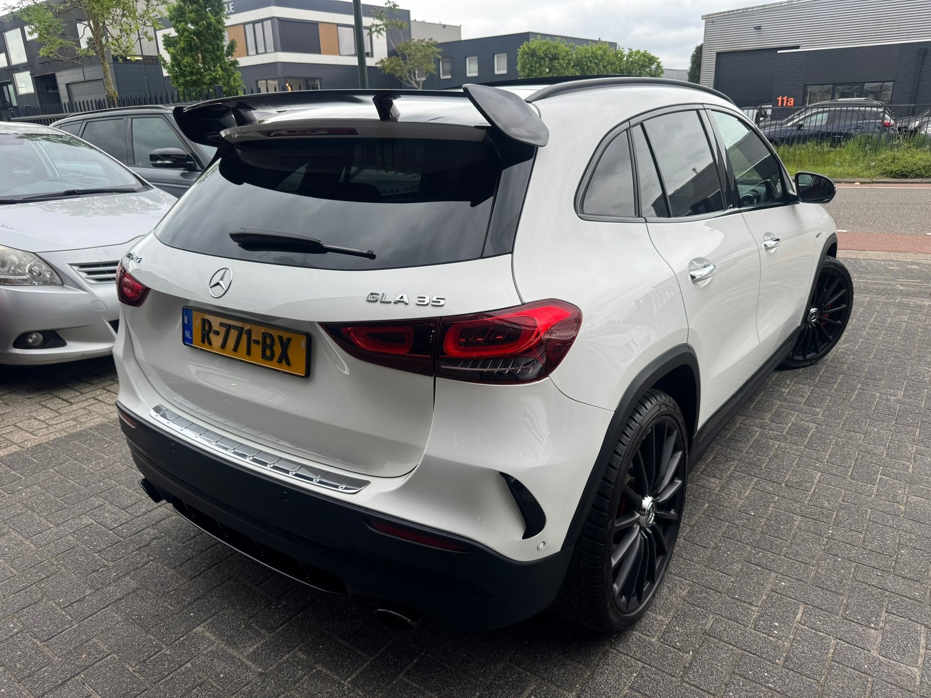 Mercedes-Benz GLA-klasse AMG 35 4MATIC PANO BURMESTER MEMORY, Auto's, Euro 6, 4 cilinders, Wit, Bedrijf