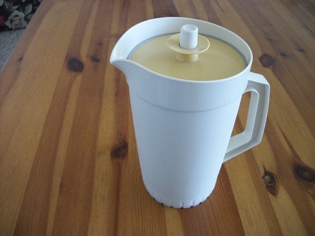 Tupperware Schenkkan ( retro, geel deksel ), Ophalen of Verzenden, Gebruikt, Geel, Overige typen