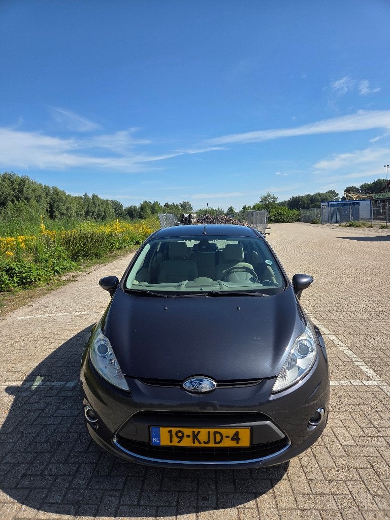 Ford Fiësta 1.25 60KW 5DR 2009 Grijs, Auto's, Voorwielaandrijving, Parkeersensor, Overige bekleding, Origineel Nederlands