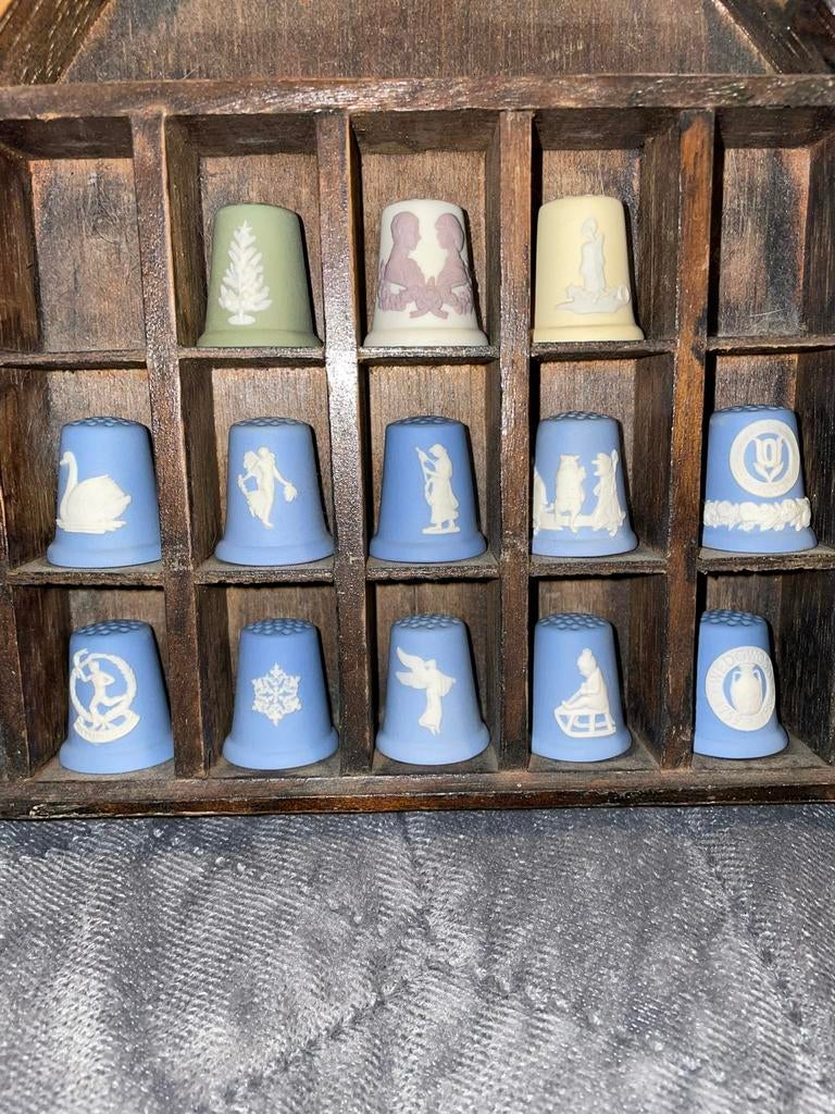 13 Wedgwood vingerhoedjes, Ophalen, Zo goed als nieuw