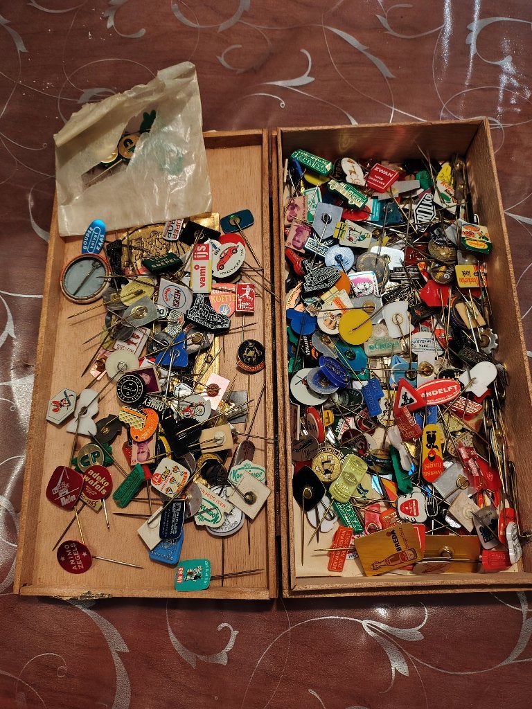 Speldjes Nederlandse merken divers, Verzamelen, Speldjes, Pins en Buttons, Ophalen of Verzenden, Zo goed als nieuw, Overige onderwerpen