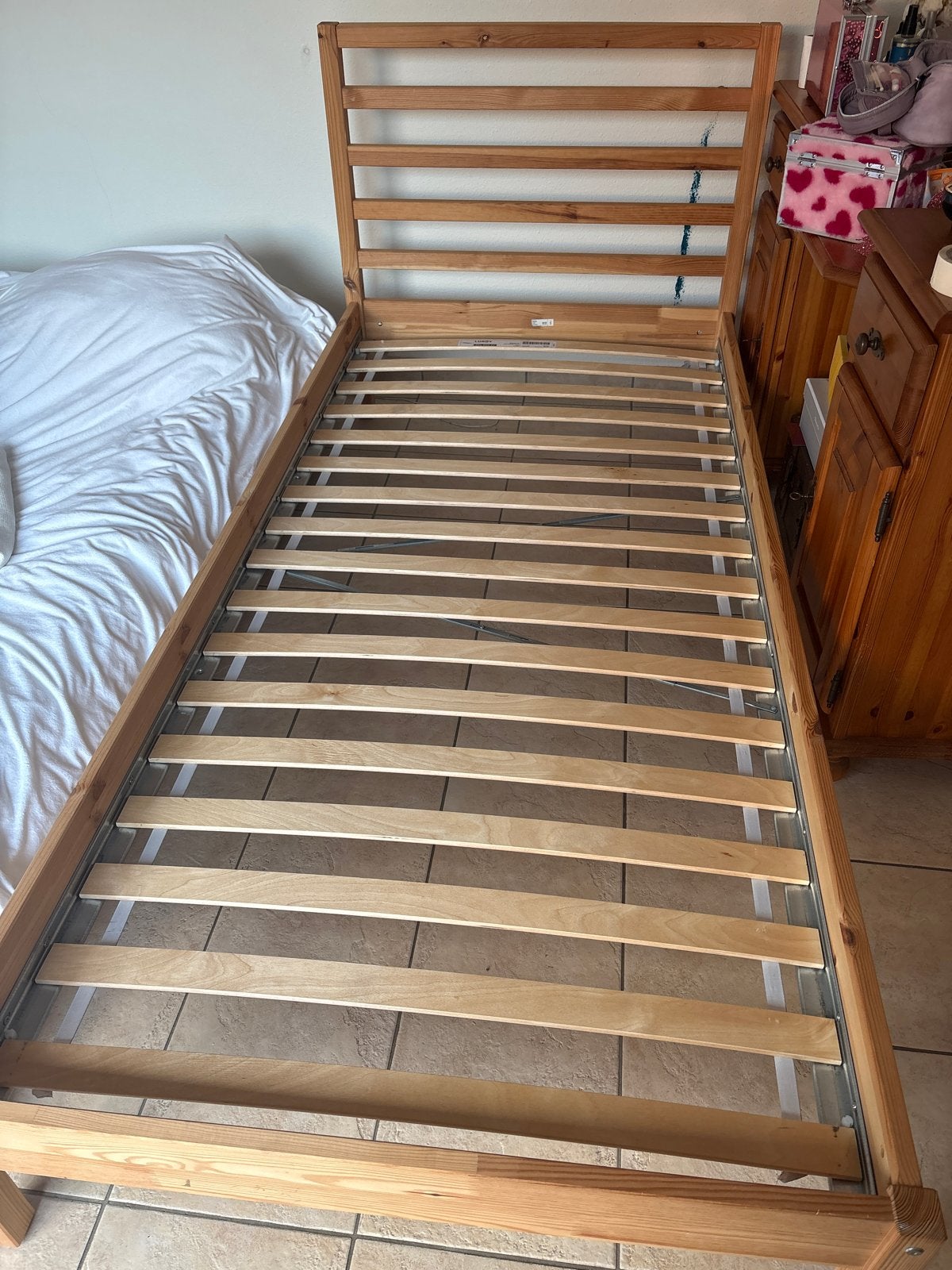 Eenpersoonsbed van hout met lattenbodem, Huis en Inrichting, Ophalen, Gebruikt, 90 cm, Eenpersoons
