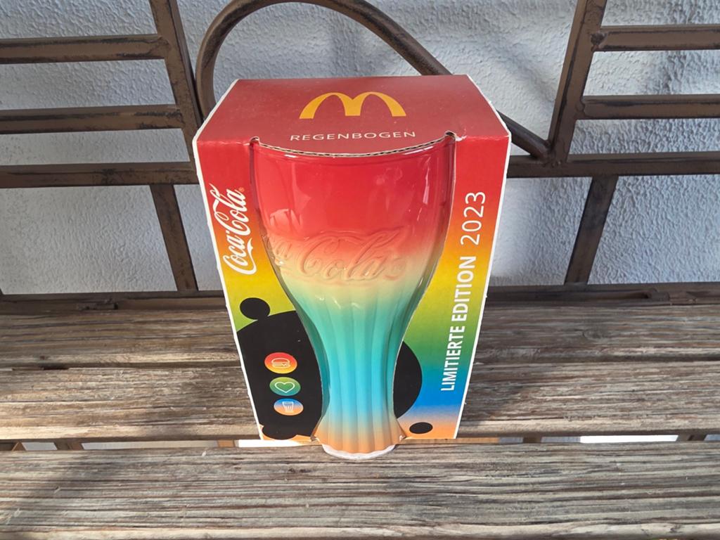 Coca Cola regenboog glas Mc Donalds 2023 Duitsland Nieuw, Verzamelen, Glas en Borrelglaasjes, Nieuw, Frisdrankglas, Ophalen