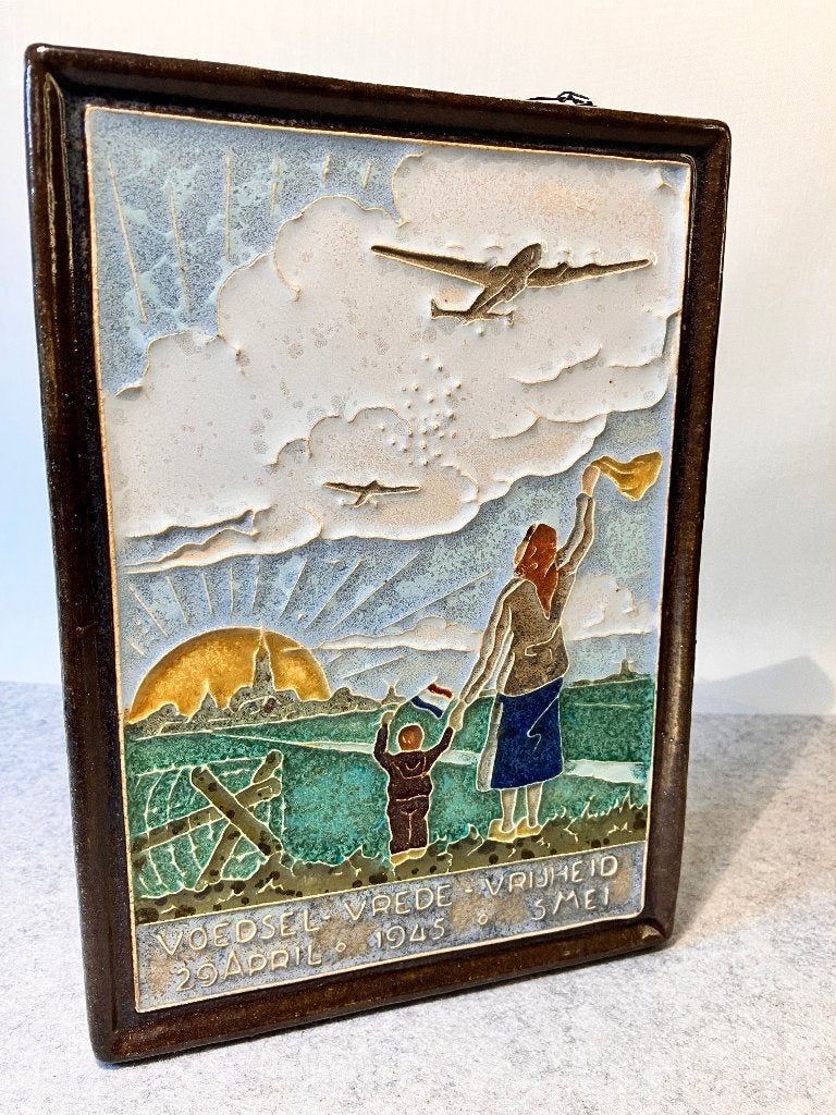 Porceleyne Fles oorlogstegel Voedsel Vrede Vrijheid 1945, Antiek en Kunst, Antiek | Wandborden en Tegels, Verzenden