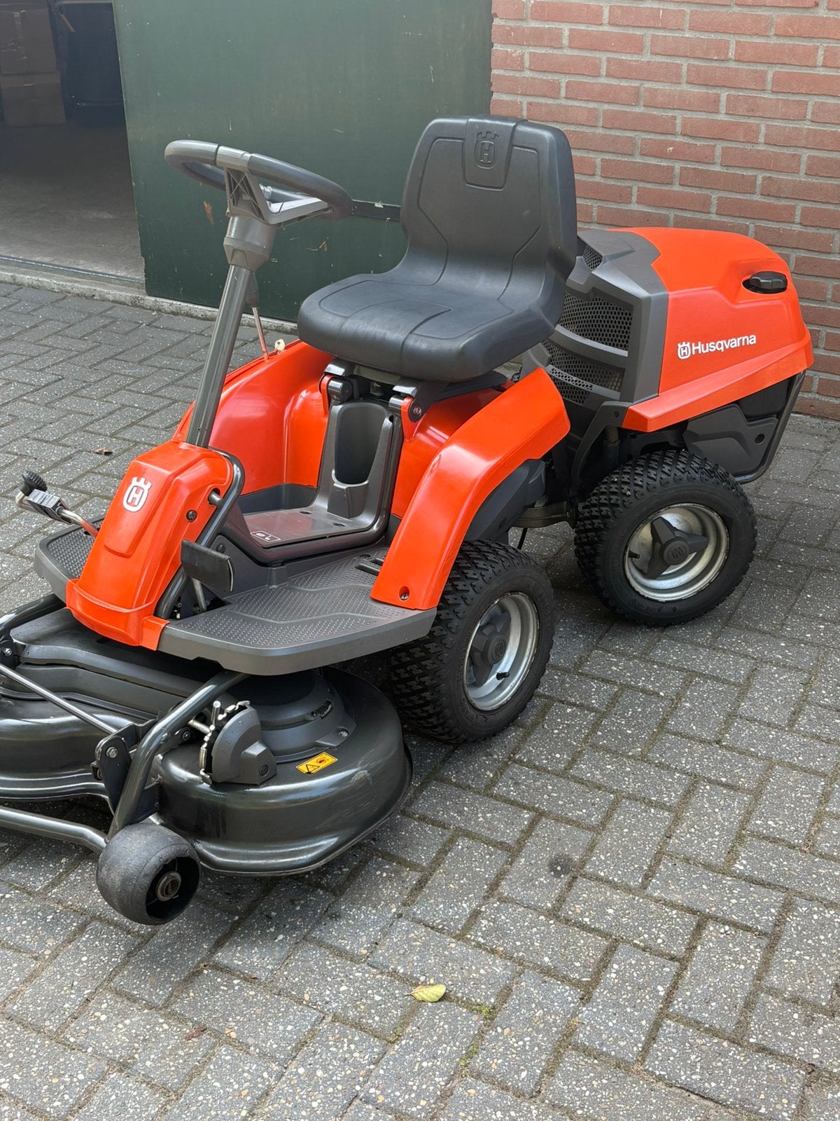 Husqvarna frontmaaier hydrostaat type R111B met 85 cm dek., Tuin en Terras, Zitmaaiers, Ophalen, Gebruikt, -, -