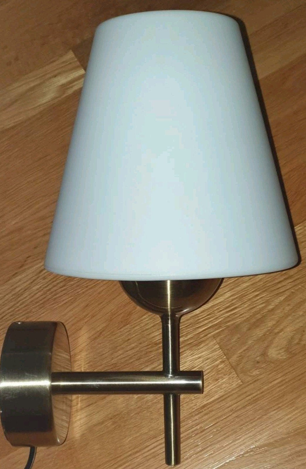 Moderne wandlamp met witte kap, Metaal, Ophalen of Verzenden, Zo goed als nieuw, Wit