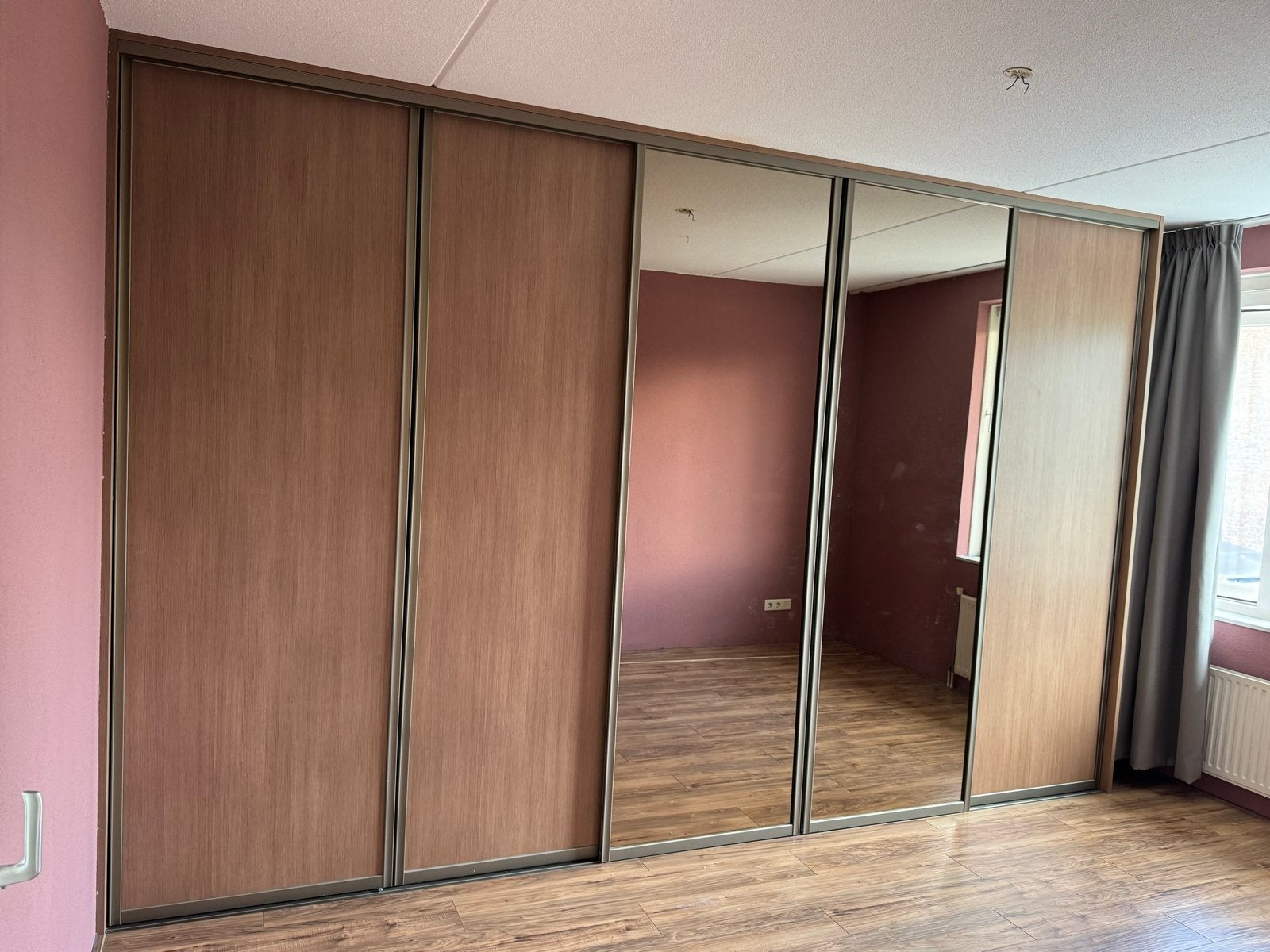 Ruime schuifdeurkast met spiegel en veel opbergruimte, Gebruikt, 200 cm of meer, Ophalen of Verzenden, Met lade(s)