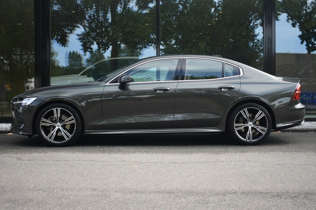 Volvo S60 B4 197pk Plus Dark | Power Seats | Leder | 19'' |, Auto's, 4 cilinders, Bedrijf, Adaptive Cruise Control, 1635 kg