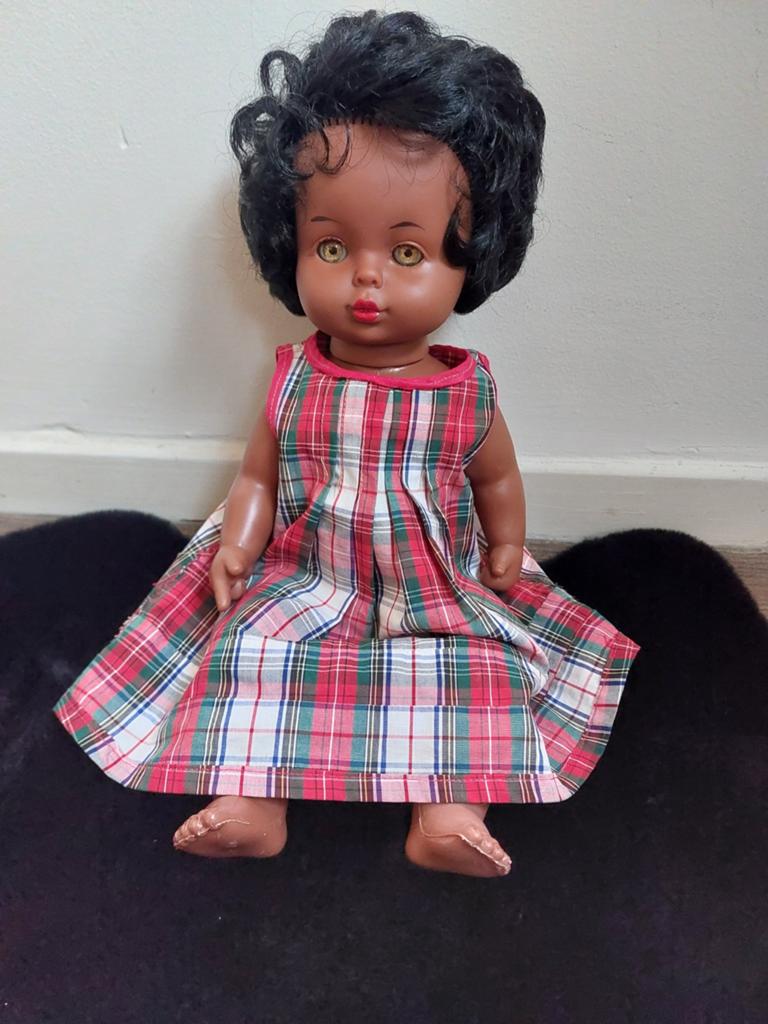 Vintage Babypop met Geruite Jurk - Zwart Haar, Ophalen of Verzenden, Gebruikt, Babypop