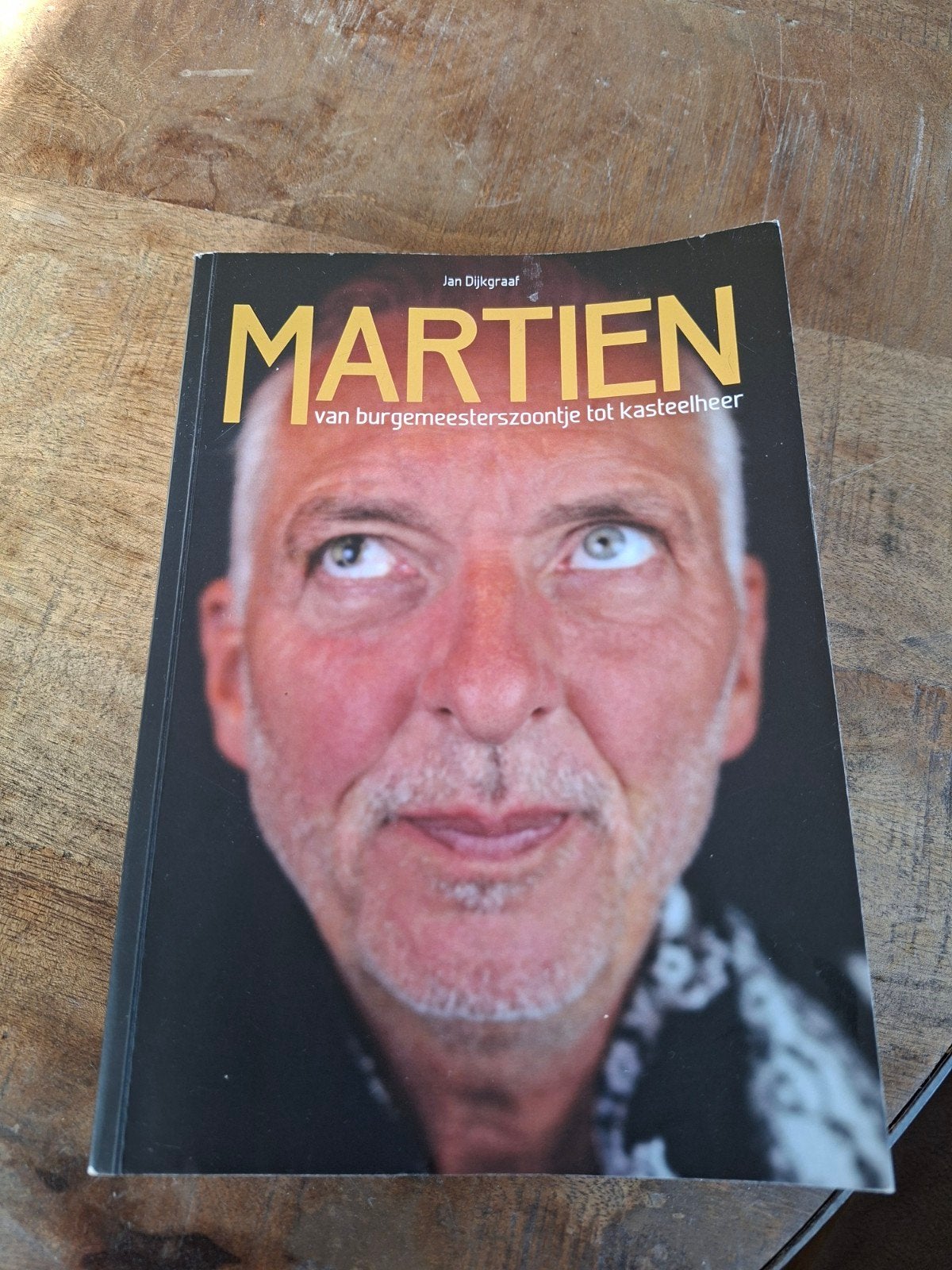 Martien: Van burgemeesterszoontje tot kasteelheer, Boeken, Ophalen of Verzenden, Zo goed als nieuw, Jan Dijkgraaf, Film, Tv en Media