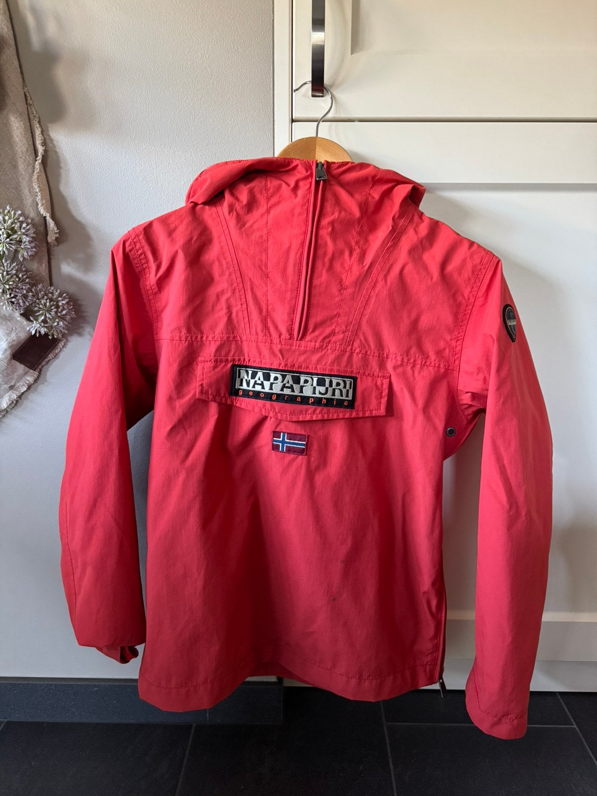 Napapijri zomerjas rood maat 14, Ophalen of Verzenden, Zo goed als nieuw, Jongen of Meisje, Jas