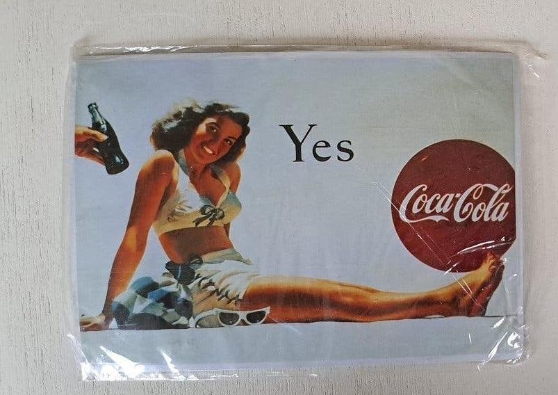 Coca-Cola Wandbordje Pin-up: Yes, Verzamelen, Merken en Reclamevoorwerpen, Ophalen of Verzenden, Zo goed als nieuw, Reclamebord