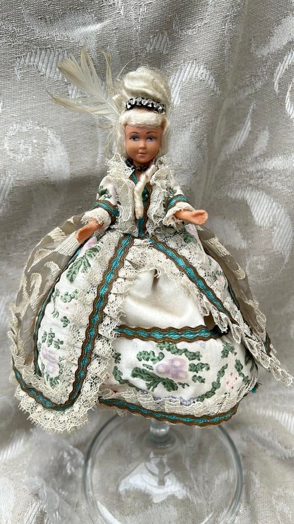 Antieke Marie Antoinette pop jaren ‘70 Frans, 16 cm, Ophalen of Verzenden, Zo goed als nieuw, X, Pop