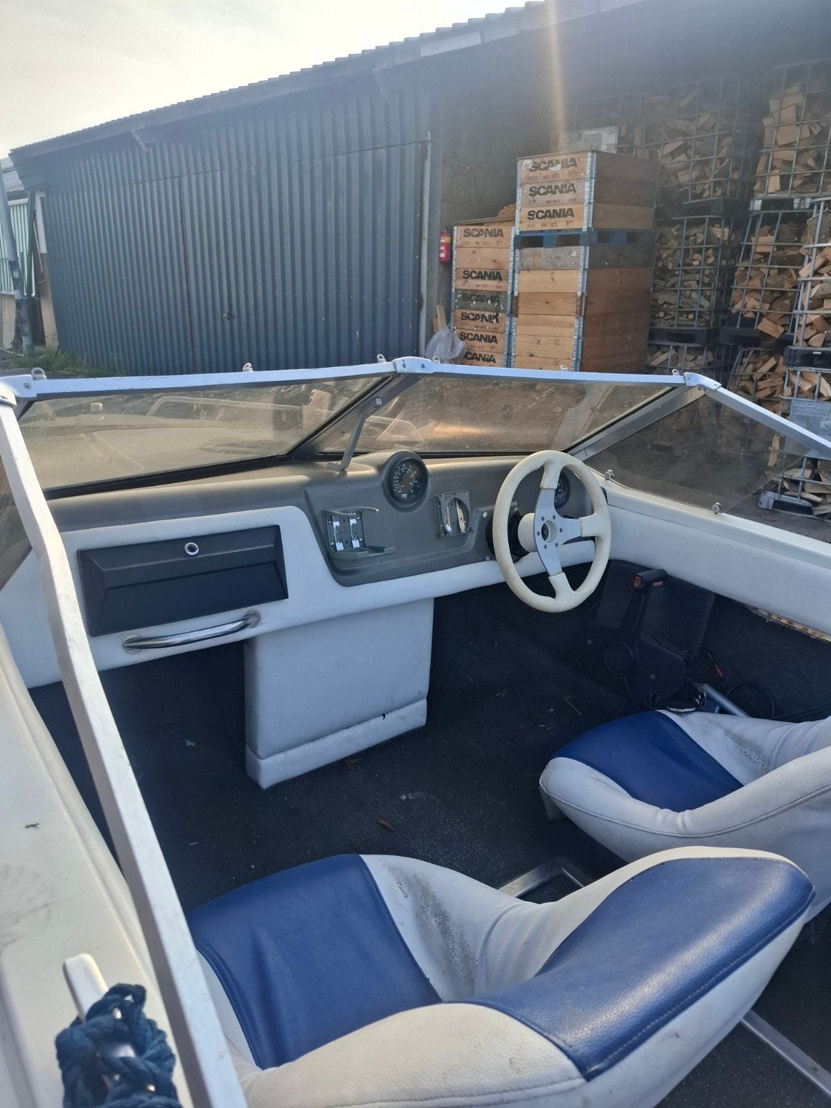Mooie motorboot met buitenboordmotor, moet afgesteld worden, Ophalen