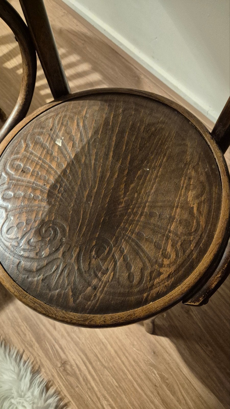 Leuke houten café stoel met motief, Ophalen