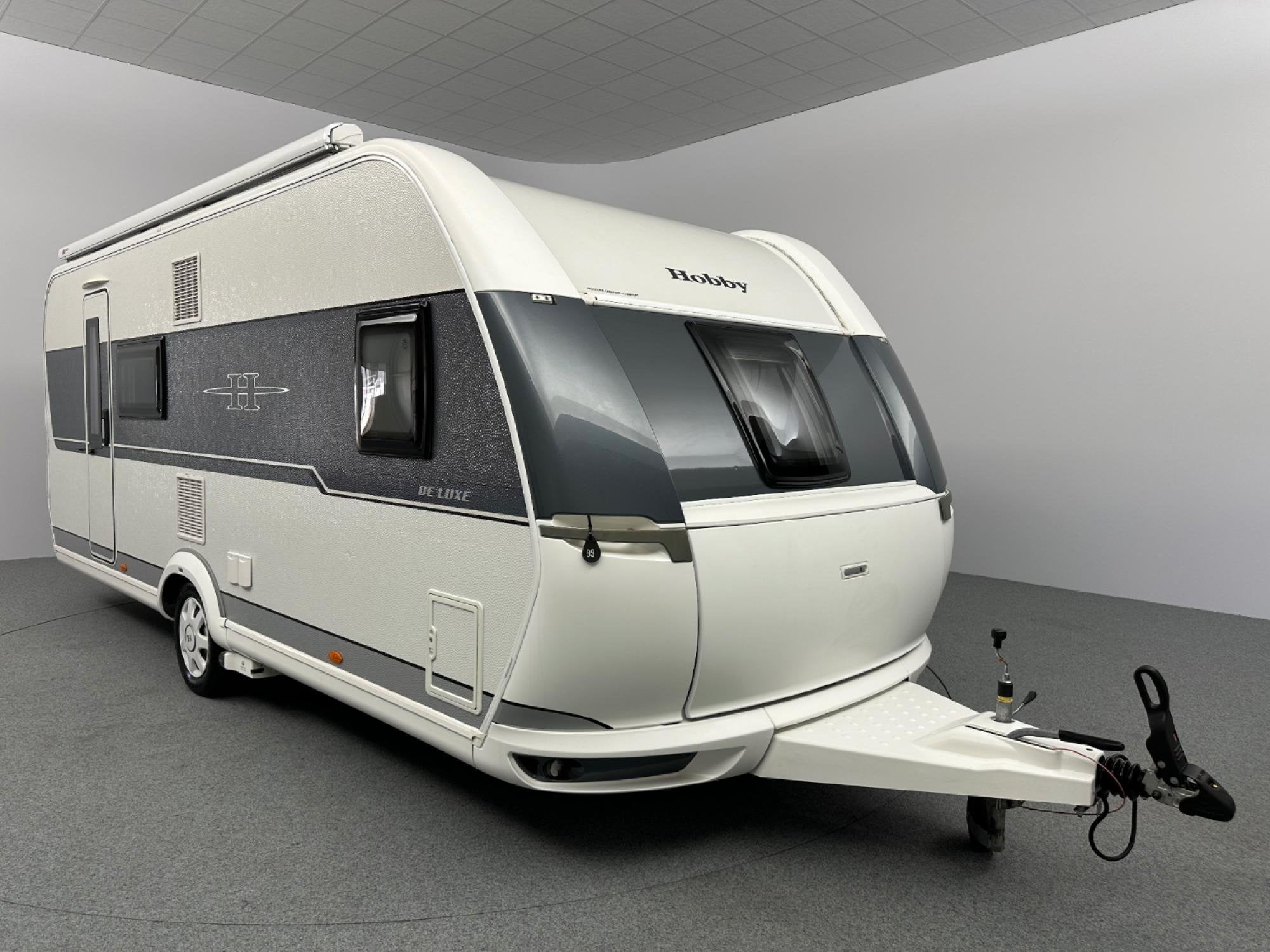Hobby De Luxe Edition 560 KMFe Cassetteluifel Mover, Hordeur, Dwars-stapelbed, Rondzit, Hobby