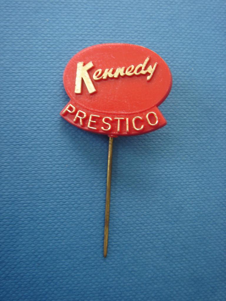 Speld Kennedy Prestico, Verzamelen, Ophalen of Verzenden, Gebruikt, Merk, Speldje of Pin