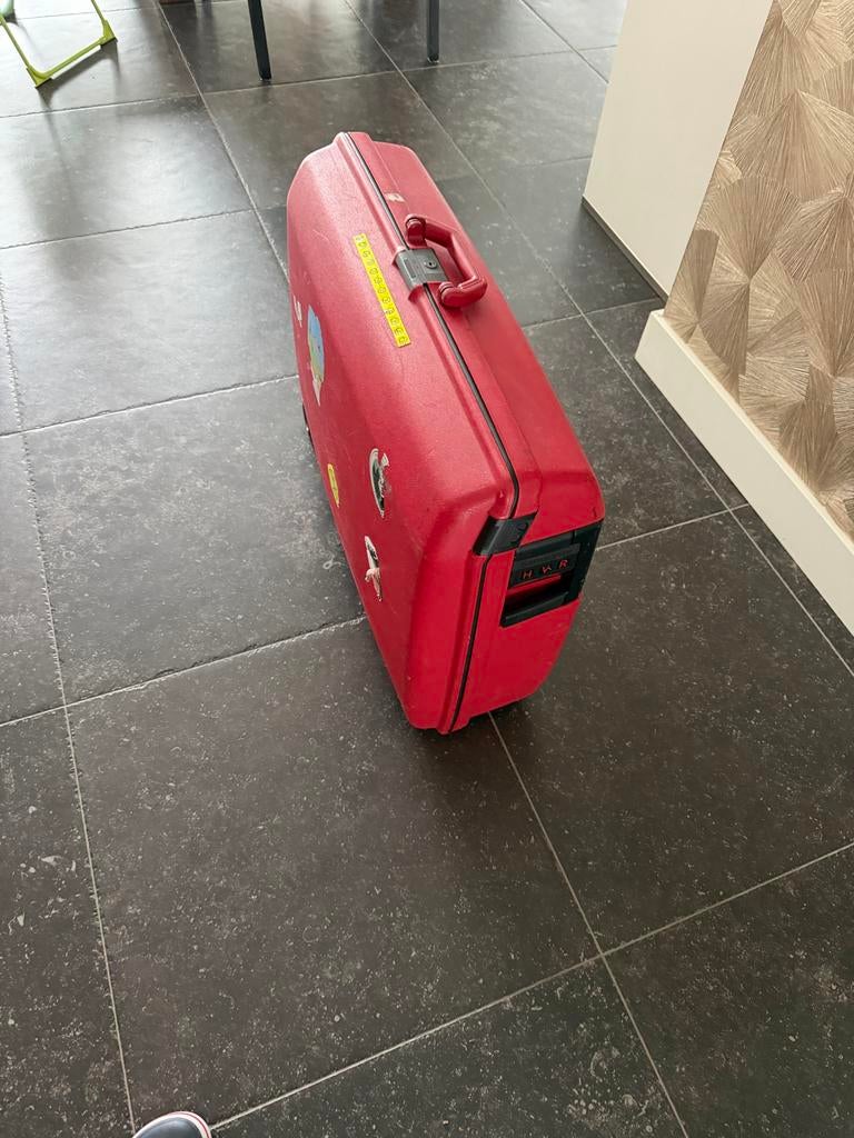 Grote rode koffer met wieltjes en stickers van Samsonite, Gebruikt, Hard kunststof, 70 cm of meer, 35 tot 45 cm
