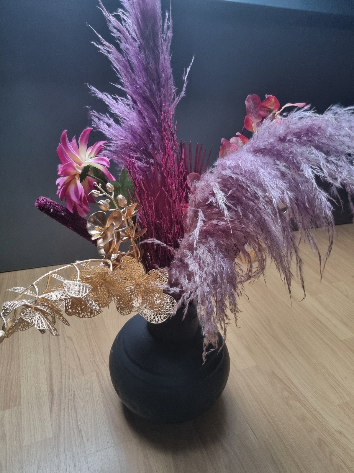 Mat zwarte vaas met boeket ., Huis en Inrichting, Overige materialen, Gebruikt, Inclusief droogbloemen, Zwart