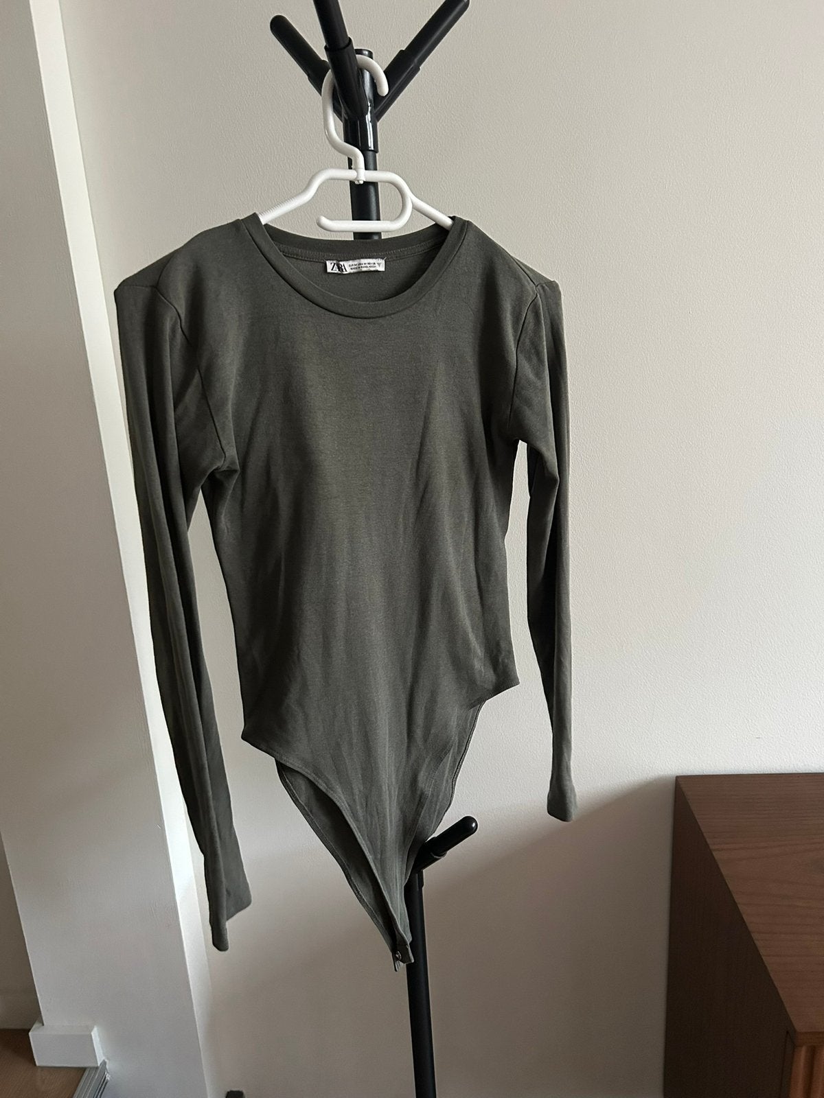 Grijs groene body maat M Zara, Kleding | Dames, Tops, Maat 38/40 (M), Ophalen of Verzenden, Zo goed als nieuw, Zonder mouw