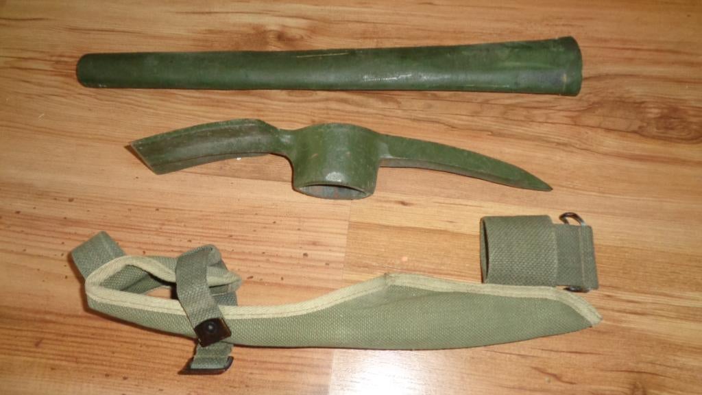 Leger soldaat pik houweel in webbing foedraal, Verzamelen, Verzenden, Landmacht, Nederland