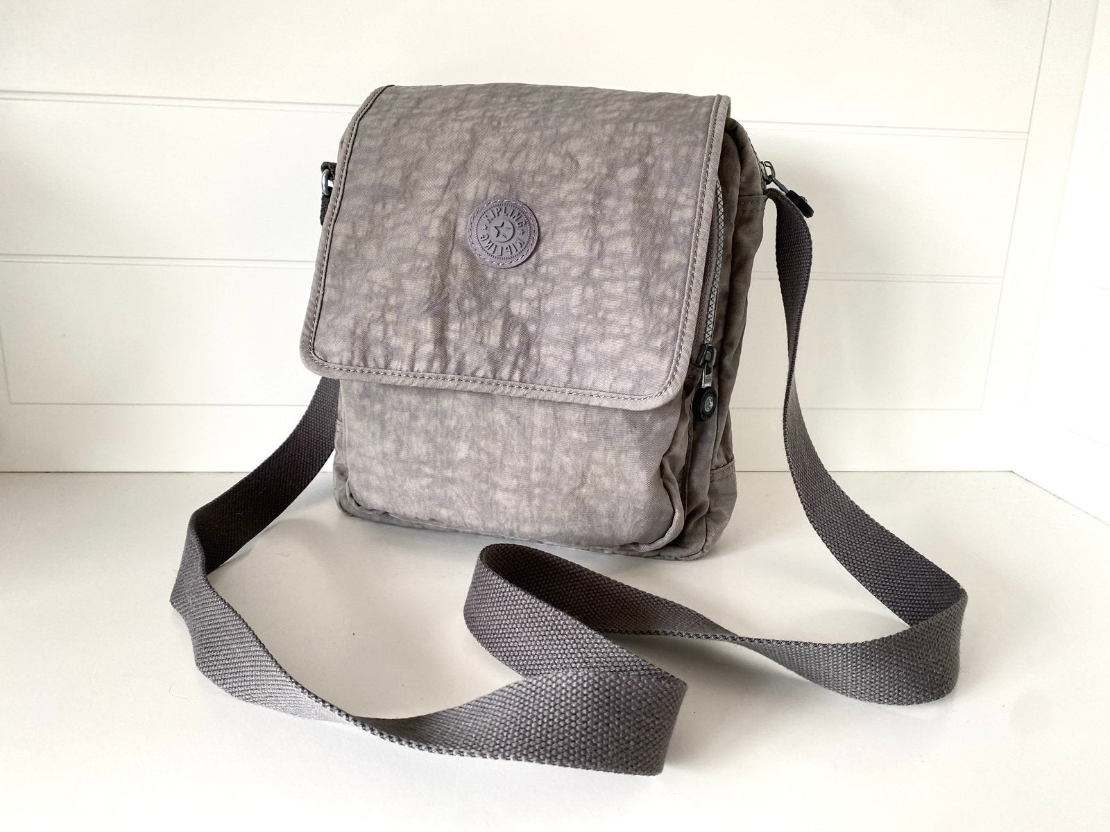 Kipling Schoudertas - Grijs, Sieraden, Tassen en Uiterlijk, Tassen | Schoudertassen, Ophalen of Verzenden, Zo goed als nieuw, Grijs