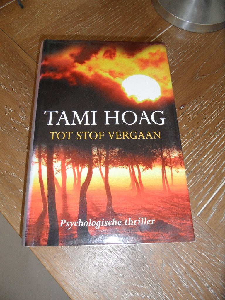Tami Hoag - Tot stof vergaan (psychologische thriller), Ophalen of Verzenden, Zo goed als nieuw, Tami Hoag