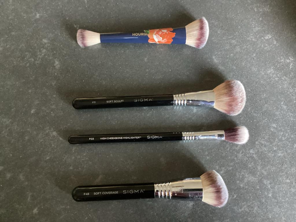 Verschillende make-up kwasten Hourglass en Sigma, Gebruikt, Overige kleuren, Gehele gezicht, Ophalen of Verzenden