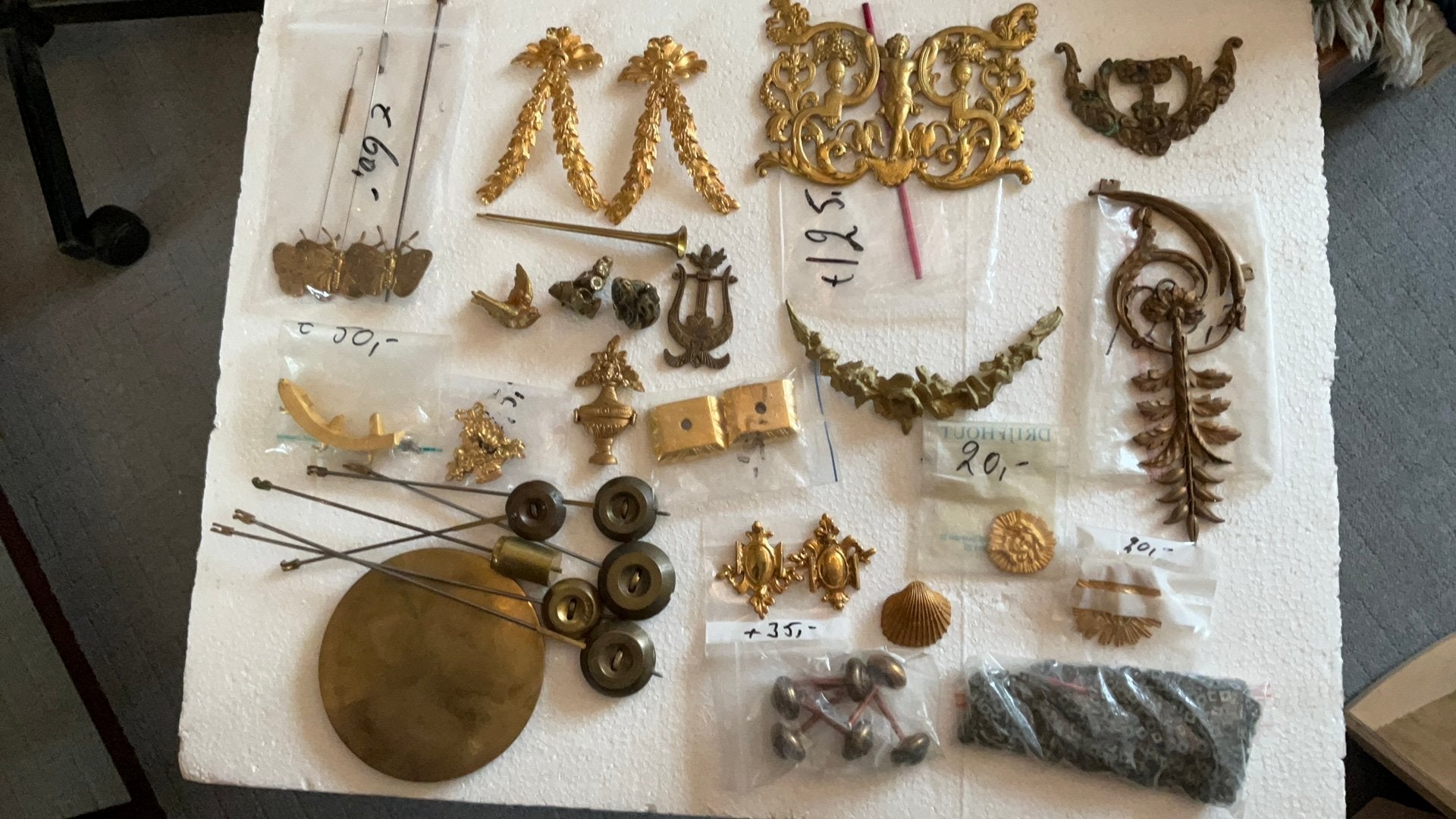 Diverse bronzen klokken onderdelen, Ophalen