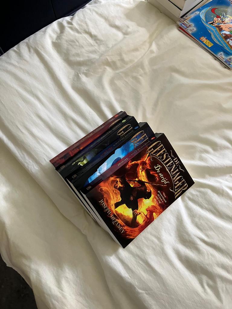 TE KOOP 4 delen de geestenjager, Boeken, Ophalen, Zo goed als nieuw