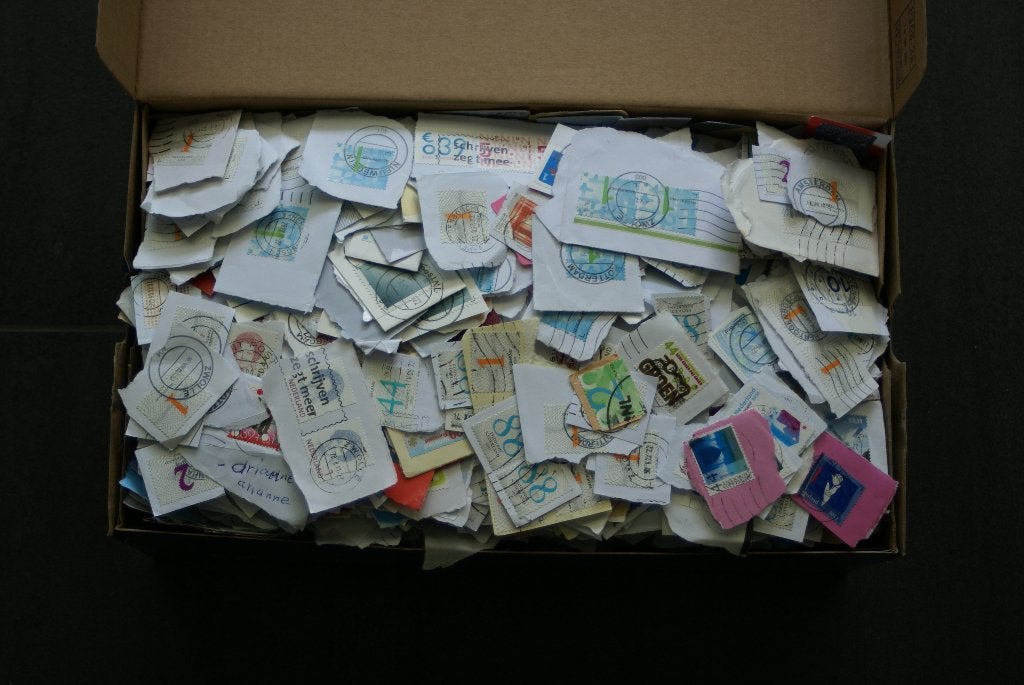 Schoenendoos vol euro postzegels.  2 kilo Nederland, Ophalen of Verzenden, Buitenland